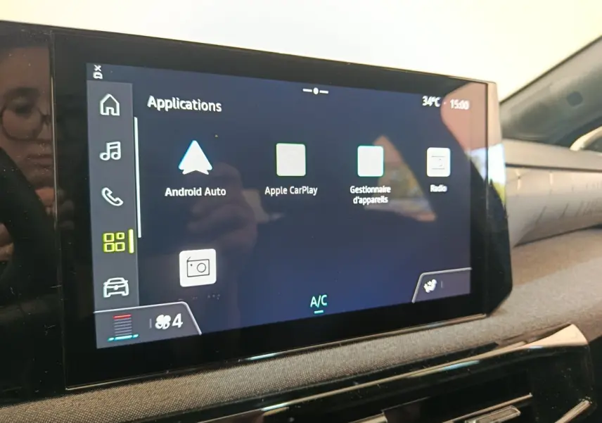 Écran tactile central de la Renault Clio bleu 2026 affichant les applications Android Auto et Apple CarPlay.