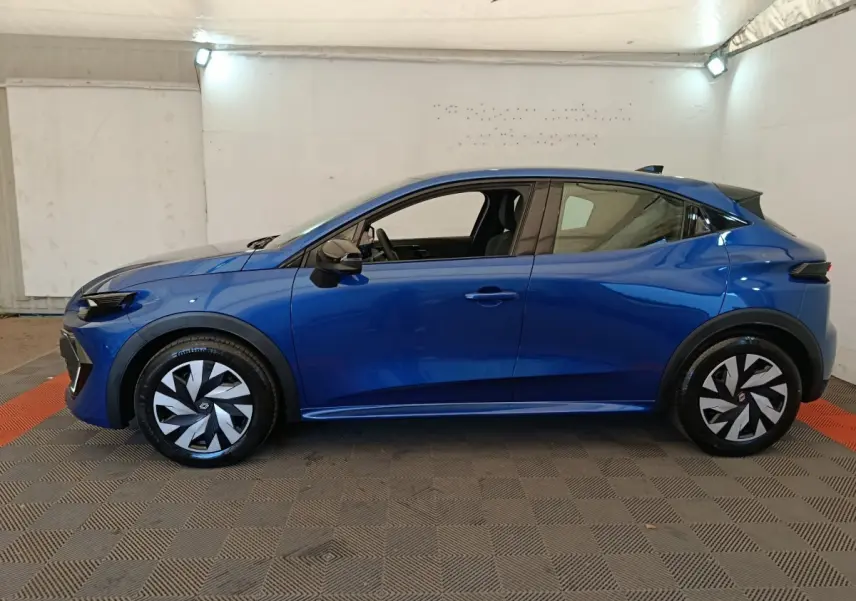 Profil côté gauche de la Renault Clio Evolution TCe 115 bleu, avec jantes au design moderne et lignes fluides.