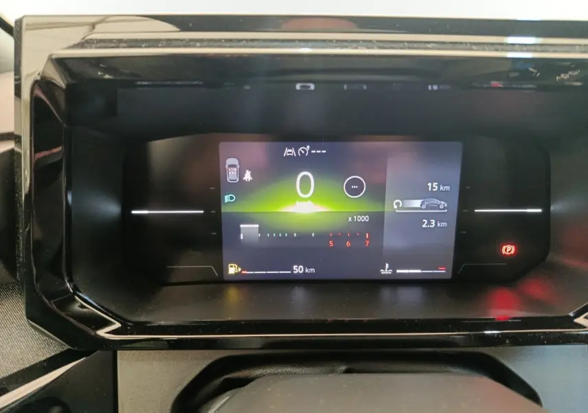 Affichage numérique du combiné d'instruments de la Renault Clio 2026, vue frontale centrée sur l'écran multifonctions.