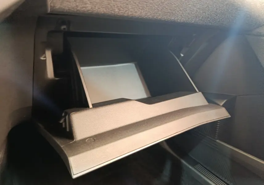 Gant de rangement ouvert côté passager intérieur de la Renault Clio bleu, montrant le compartiment vide.