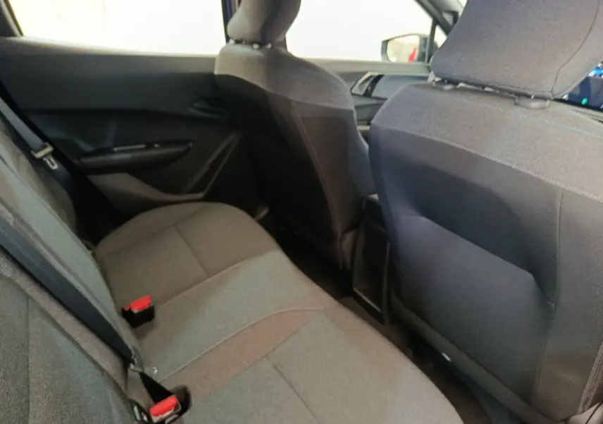 Vue intérieure de la banquette arrière grise de la Renault Clio 2026, avec appuie-têtes et ceintures visibles.