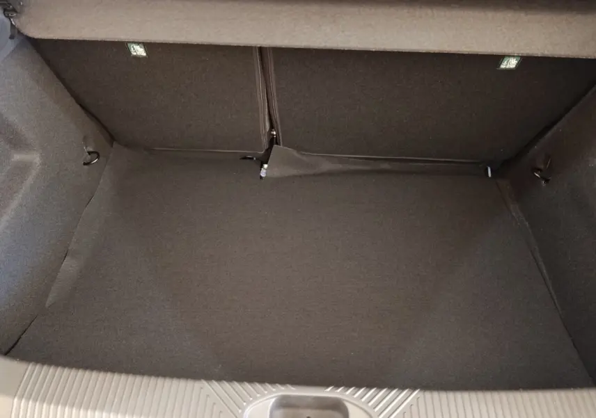 Coffre spacieux de Renault Clio Evolution TCe 115 2026, vue intérieure avec revêtement gris foncé.