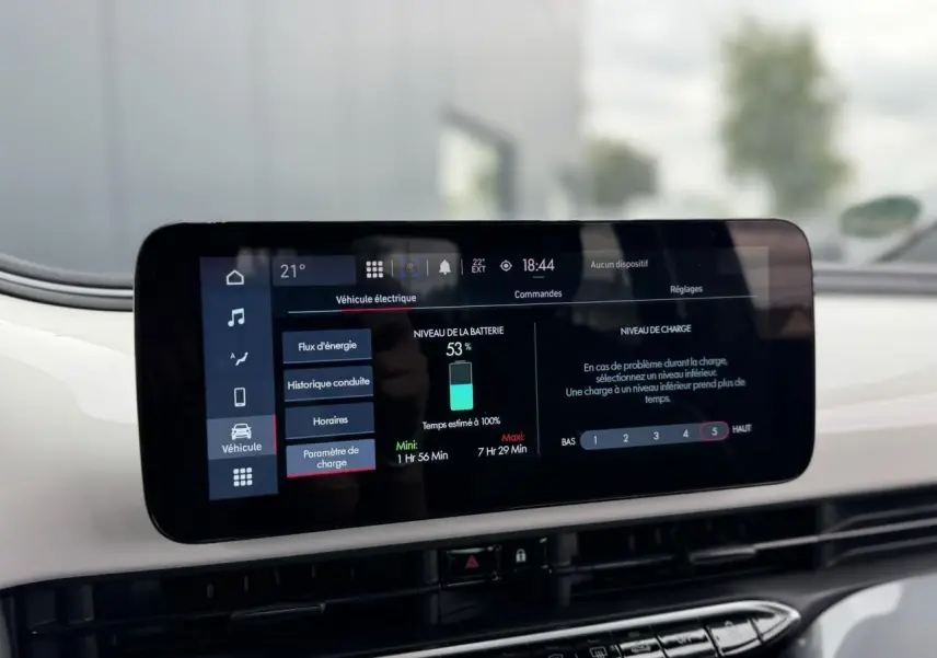 Écran tactile central de la Fiat 500 électrique 2023 affichant le niveau de batterie à 53% sur fond blanc intérieur.