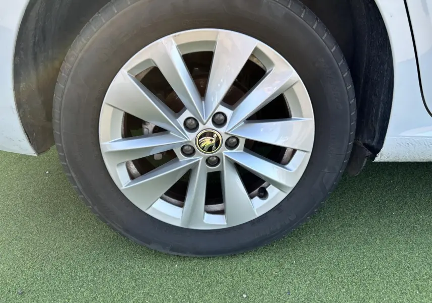 Gros plan sur la jante alliage argent Sargas Aero 16 pouces d'une Skoda Scala blanc glacier côté gauche.