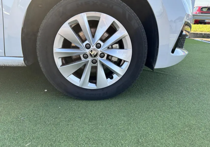 Gros plan sur la roue avant droite d'une Skoda Scala blanc glacier avec jante alliage 16 pouces Sargas Aero.