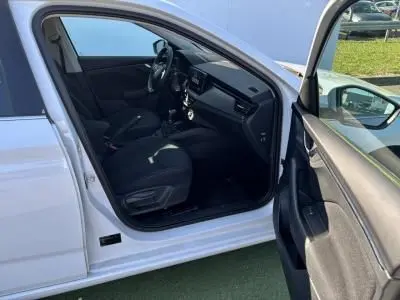 Intérieur côté conducteur d'une Skoda Scala blanc glacier 2024, montrant sièges et tableau de bord noir.