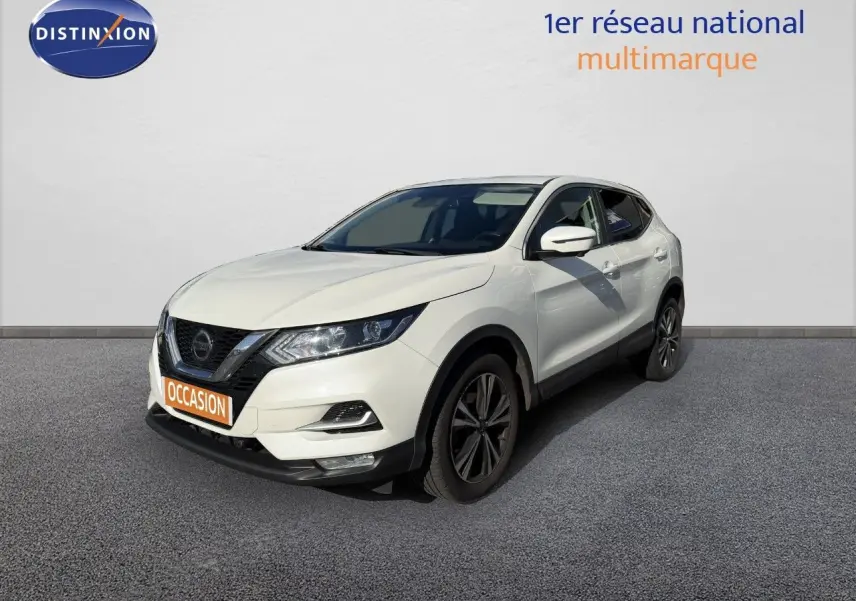 Vue 3/4 avant droite d'un Nissan Qashqai blanc nacré avec jantes alliage et calandre noire brillante.