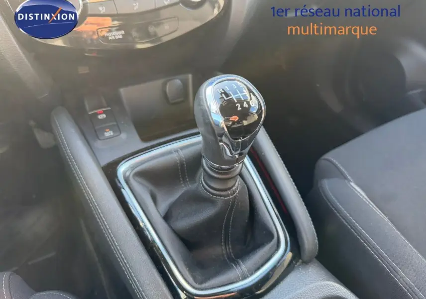 Le levier de vitesses manuel du Nissan Qashqai 1.3 DIG-T 140CH N-Connecta, vue rapprochée de l’intérieur.