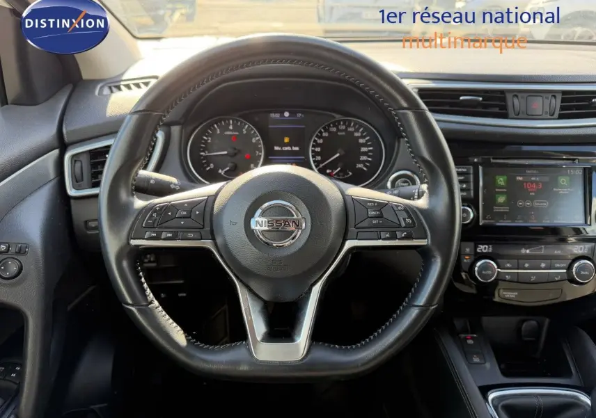 Vue intérieure centrée sur le volant et le tableau de bord du Nissan Qashqai 1.3 DIG-T 140ch N-Connecta, finition noire.