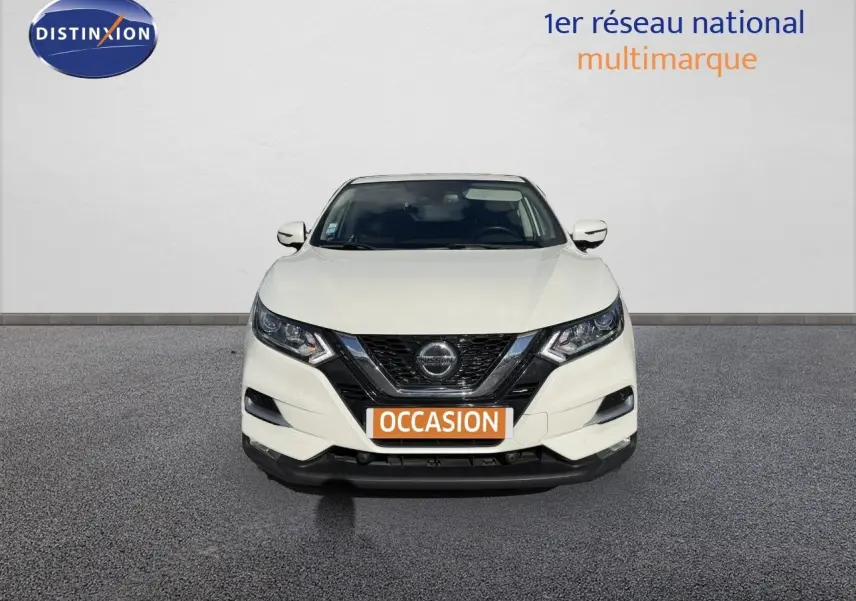 Vue frontale d'un Nissan Qashqai blanc nacré 2019 avec calandre noire et plaque "OCCASION" orange.