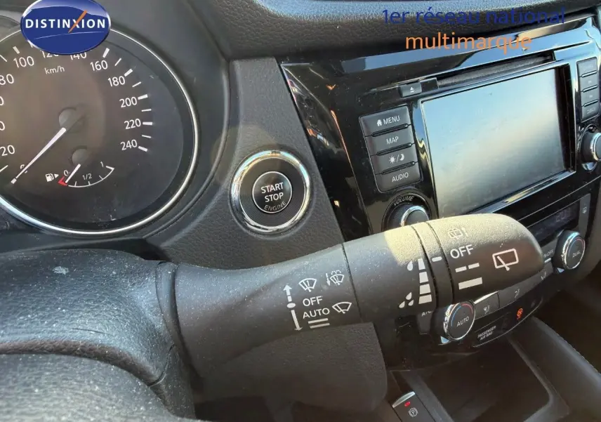 Vue rapprochée de l'intérieur du Nissan Qashqai 2019, montrant le bouton start/stop et la commande d'essuie-glace.