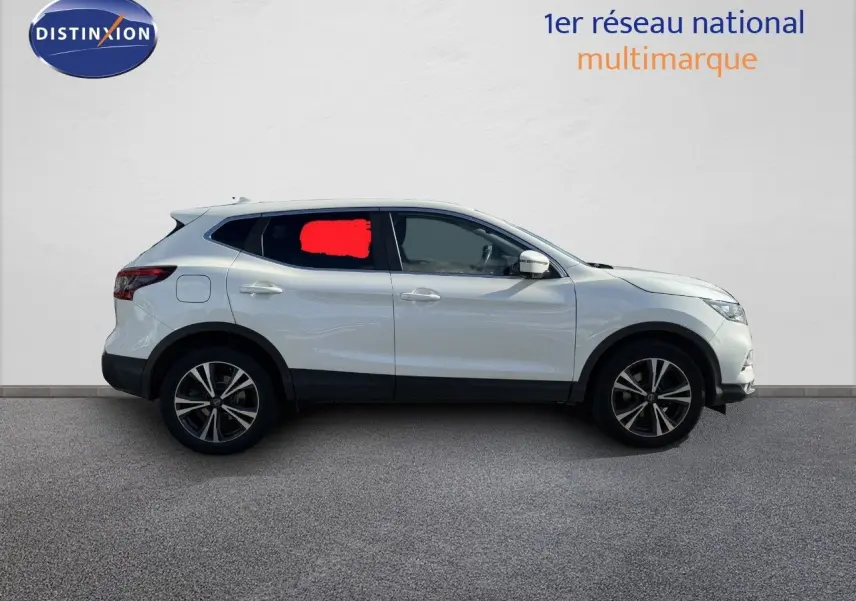 Vue de profil côté gauche d'un Nissan Qashqai blanc nacré 2019 avec jantes alliage bicolores.