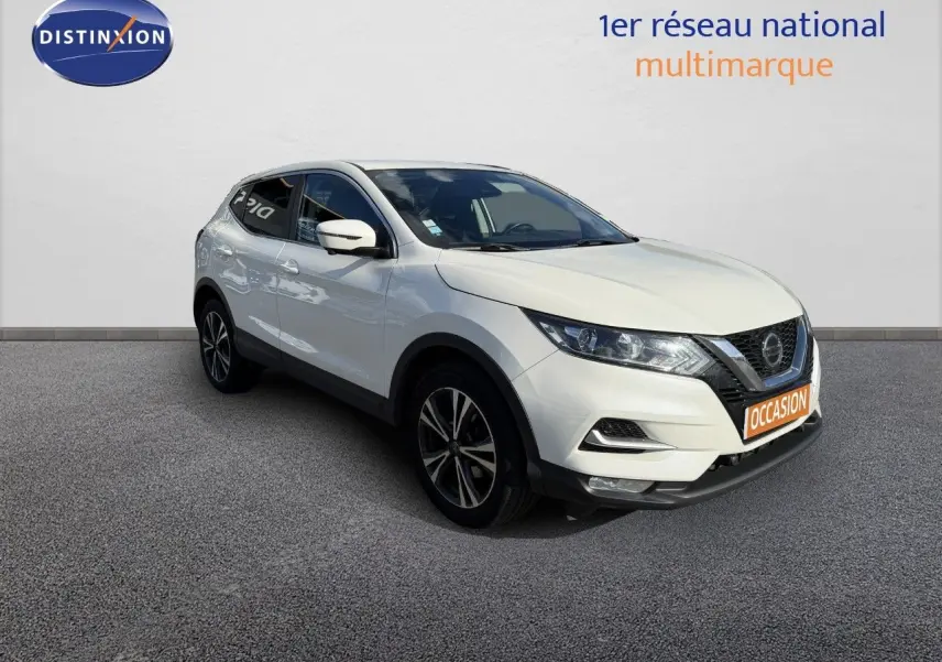 Nissan Qashqai blanc nacré en 3/4 avant droit, avec jantes alliage et plaque orange "OCCASION" visible.