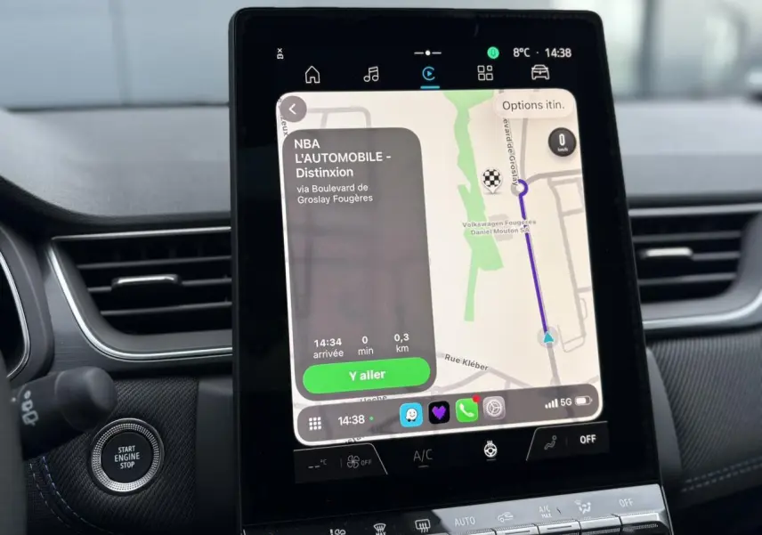 Vue rapprochée de l’écran tactile central du Renault Captur 2025 affichant la navigation GPS et le bouton Start Engine Stop.