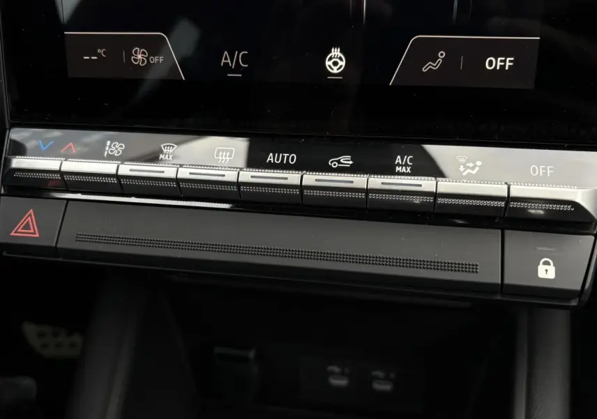 Détail de la console centrale du Renault Captur 2025 gris, montrant les commandes de climatisation et boutons tactiles.