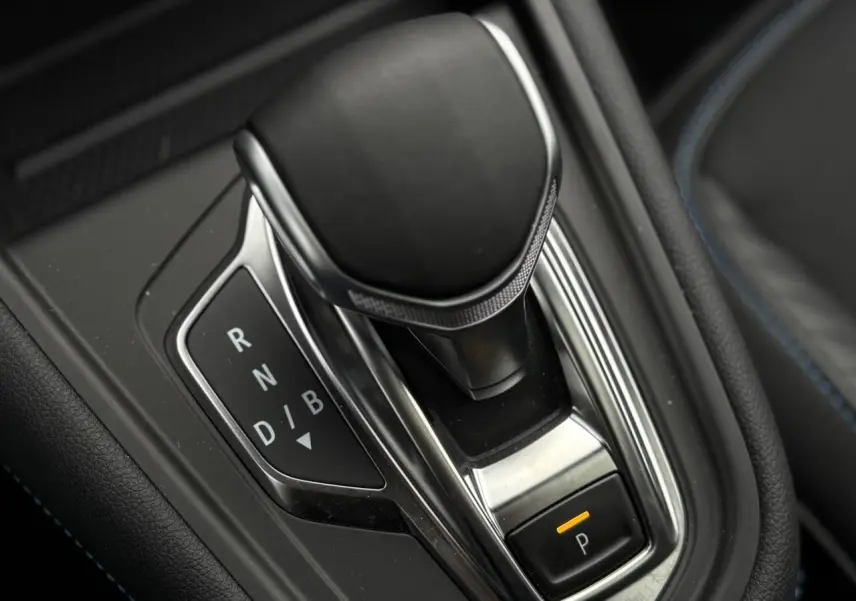 Le levier de vitesses automatique noir et chrome du Renault Captur E-Tech, vue rapprochée de la console centrale.