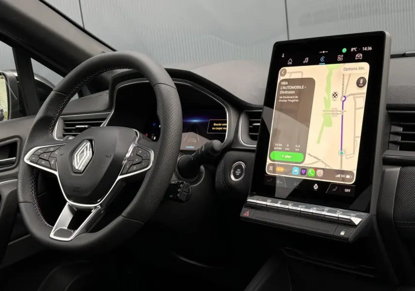 Vue intérieure du tableau de bord du Renault Captur gris avec écran tactile vertical et volant multifonction Esprit Alpine.