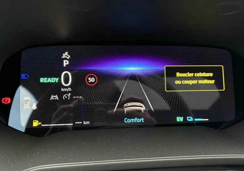 Tableau de bord numérique 10 pouces du Renault Captur 2025 affichant la vitesse, mode Confort et alertes de sécurité.