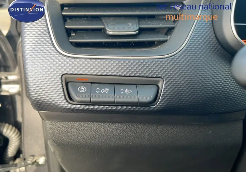 Détail du tableau de bord côté gauche du Renault Arkana 2025 gris Cassiopée, avec commandes d’éclairage et ventilation.