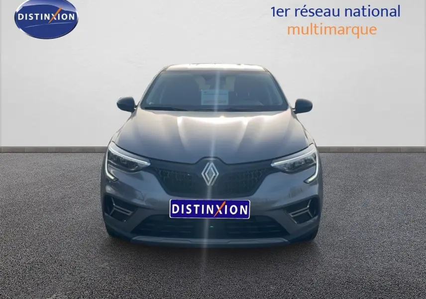 Vue avant d'un Renault Arkana gris cassiopée métal 2025 avec éclairage LED et calandre distinctive.