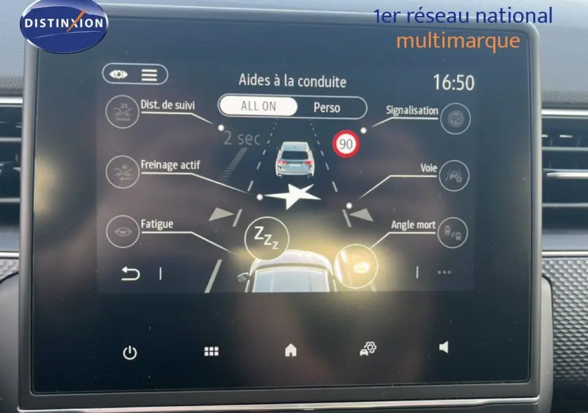Écran tactile du système d’aide à la conduite du Renault Arkana 2025 montrant les alertes et réglages en interface digitale.
