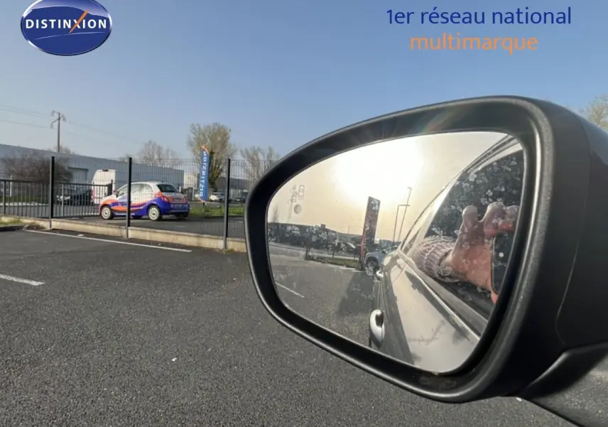 Rétroviseur côté droit reflétant la carrosserie gris cassiopée métal du Renault Arkana 2025 en extérieur.