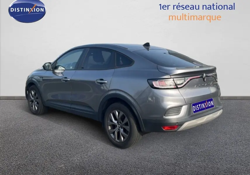 Renault Arkana gris Cassiopée métal, vue 3/4 arrière droit, feux LED et ligne dynamique soulignée.