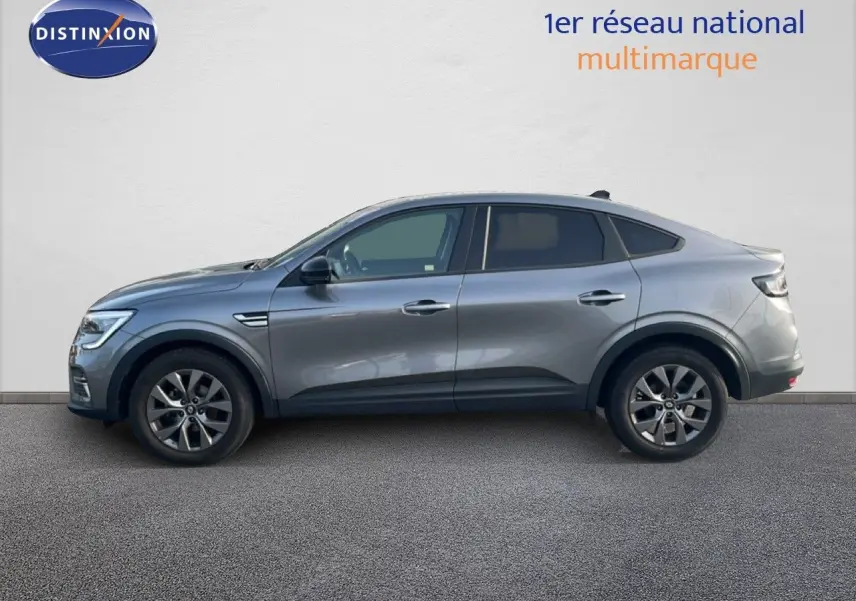 Profil droit du Renault Arkana 2025 gris Cassiopée Métal avec jantes alliage et feux LED distinctifs.