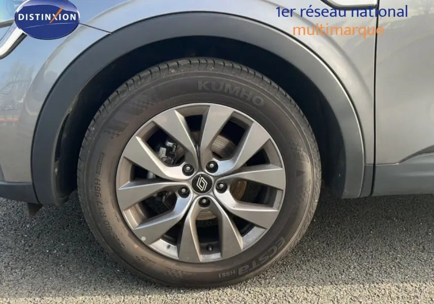 Gros plan sur la roue avant gauche du Renault Arkana gris Cassiopée Métal, mettant en valeur la jante alliage et le pneu Kumho.