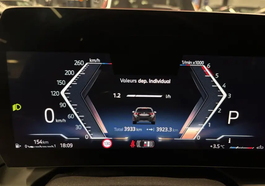 Affichage numérique du tableau de bord BMW Série 1 118d M Sport 2025, avec compte-tours, vitesse et indicateurs de consommation.