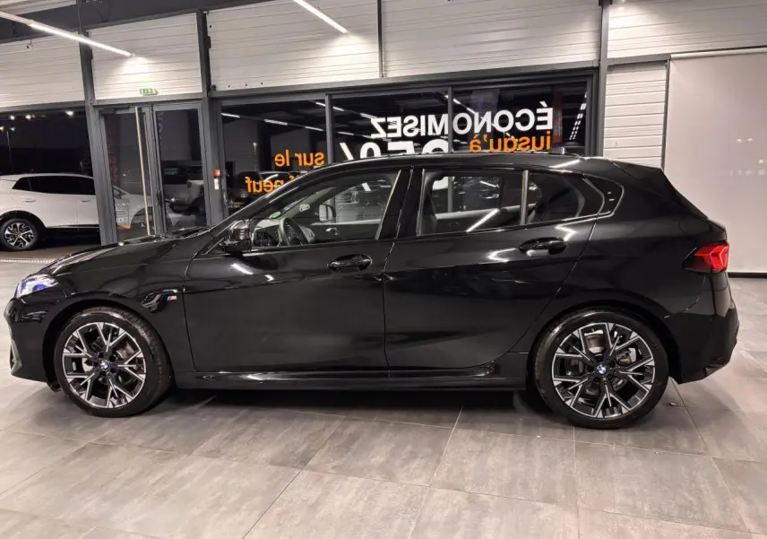 BMW Série 1 118d M Sport noir métal vue de profil côté gauche avec jantes alliage 18 pouces et détails M Sport visibles.