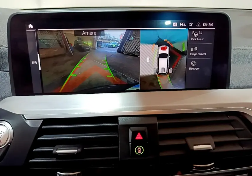 Écran tactile intérieur montrant l'aide au stationnement arrière et la vue 360° du BMW X3 noir sDrive18d Luxury.