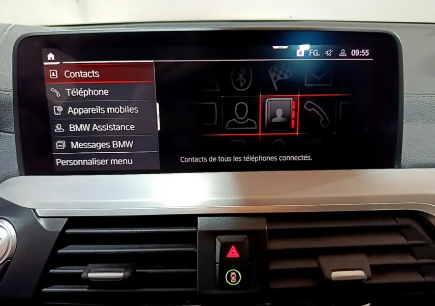 Écran tactile central du tableau de bord de la BMW X3 noir, affichant le menu contacts en intérieur.