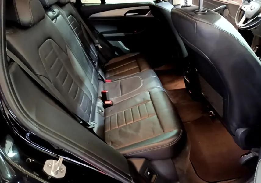 Vue intérieure montrant la banquette arrière en cuir noir d’une BMW X3 sDrive18d 2019, côté gauche ouvert.