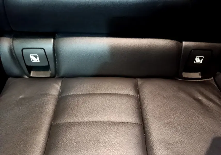 Détail des commandes de rabattement des sièges arrière en cuir noir dans un BMW X3 sDrive18d 2019.