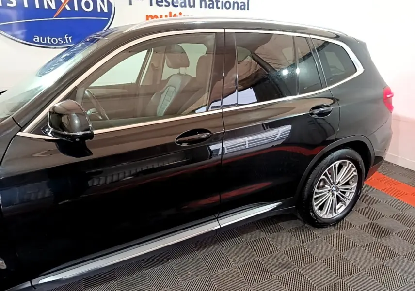 BMW X3 sDrive18d noir vue de profil côté gauche, avec jantes alliage et vitres teintées.