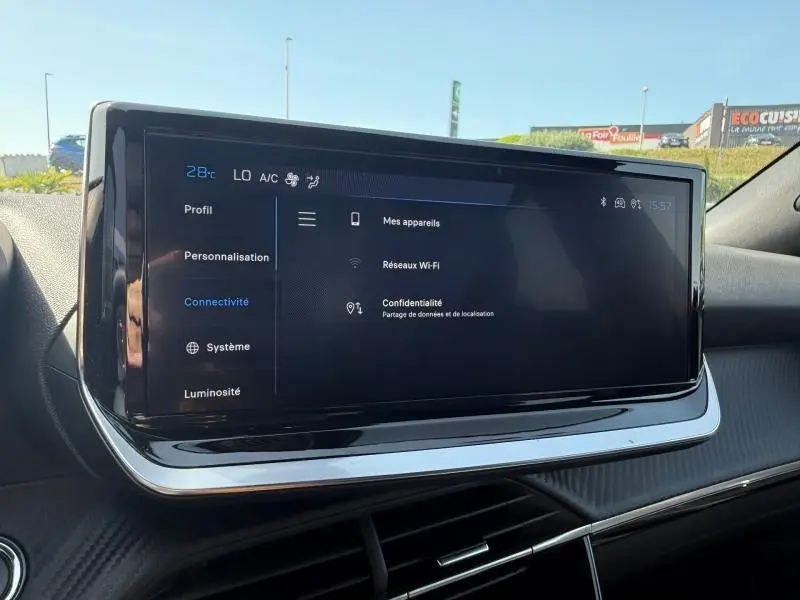 Écran tactile central du tableau de bord du Peugeot 2008 2025, affichant les réglages de connectivité et de confidentialité.