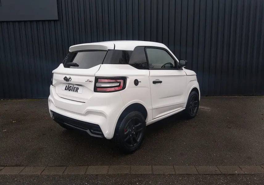 Vue 3/4 arrière droite d'une Ligier JS50 REVO D+ Select blanc glacier avec jantes noires et vitres teintées.