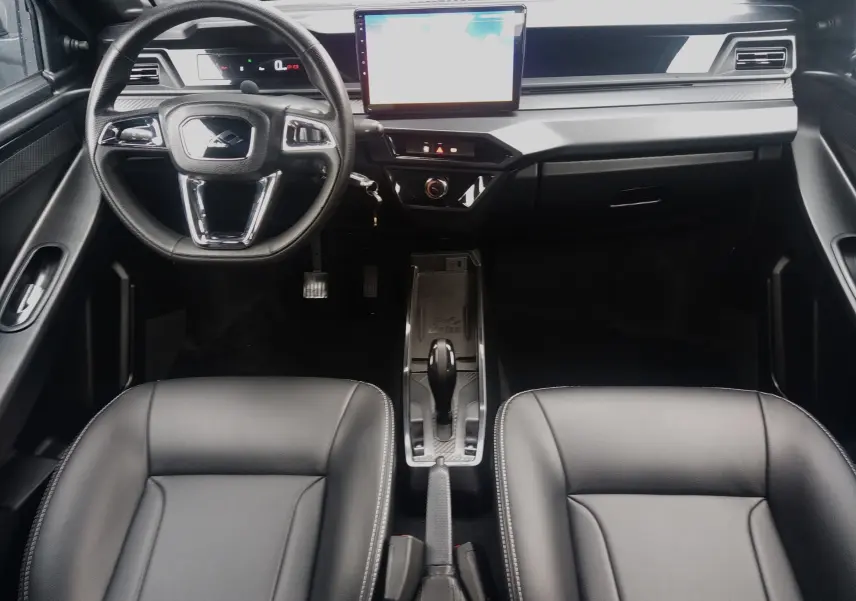 Vue intérieure avant du LIGIER JS50 REVO D+ Select 2026 avec tableau de bord moderne et sièges cuir noir.