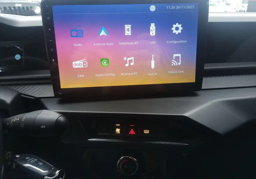 Vue intérieure centrée sur l'écran tactile multimédia du tableau de bord du LIGIER JS50 REVO D+ Select blanc glacier.