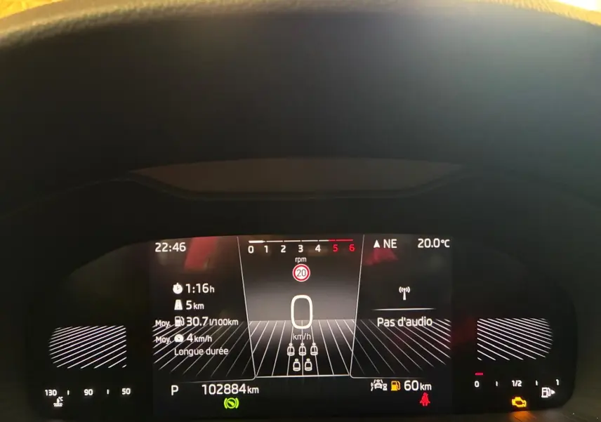 Vue rapprochée du tableau de bord numérique du Skoda Kodiaq gris clair, affichant la vitesse à 0 km/h et diverses informations de conduite.