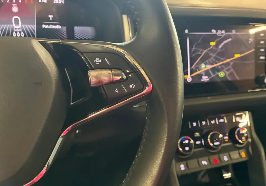 Vue rapprochée de la partie gauche du volant et du tableau de bord numérique du Skoda Kodiaq gris clair 2023.