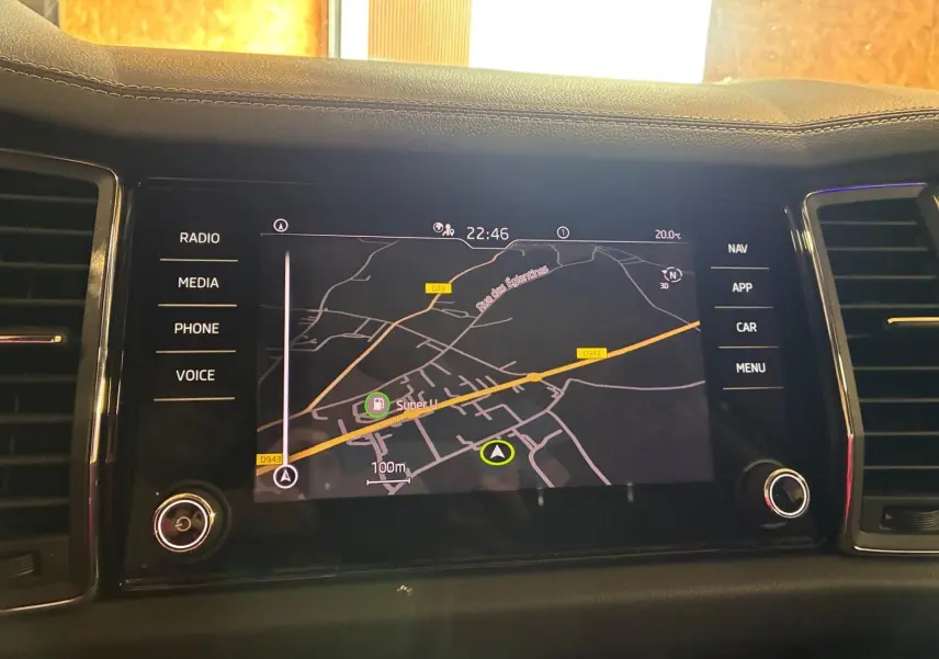 Écran central tactile du Skoda Kodiaq gris clair 2023 affichant la navigation GPS avec carte et options autour.