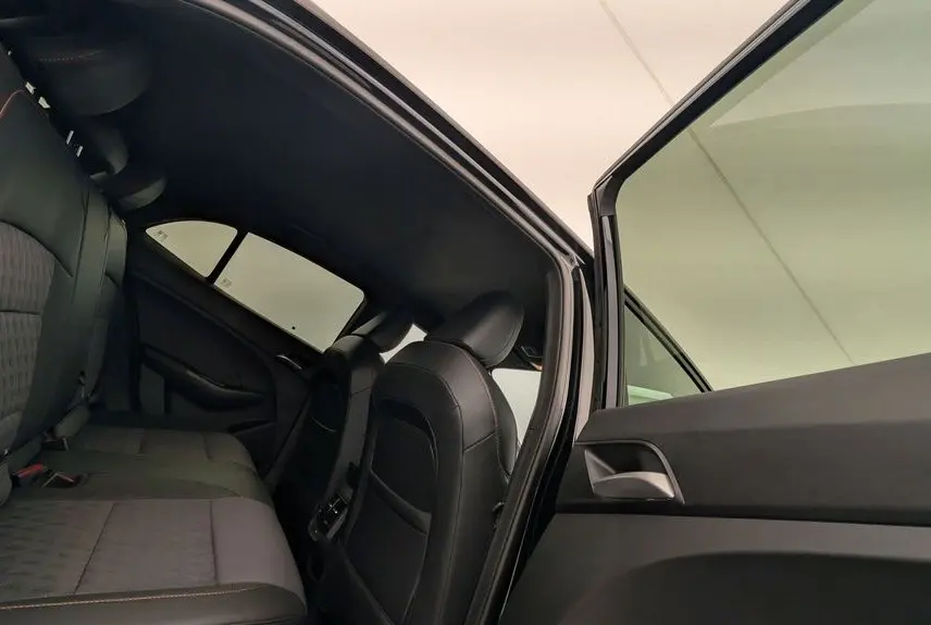 Vue intérieure arrière côté droit du MG3 Pebble Black 2026, sièges en similicuir noir avec surpiqûres contrastées.