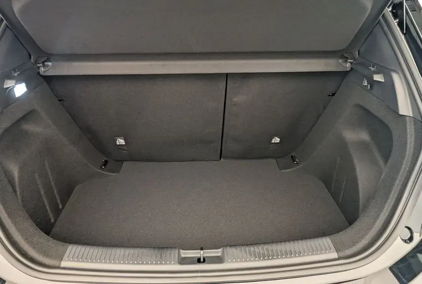 Coffre ouvert vu de face du MG3 Pebble Black 2026, montrant un espace de rangement propre et bien fini.