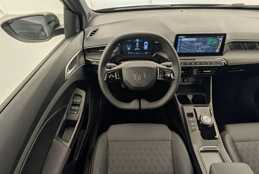 Vue intérieure avant du tableau de bord noir et volant cuir microfibre du MG3 1.5 L Hybrid+ Luxury 2026.