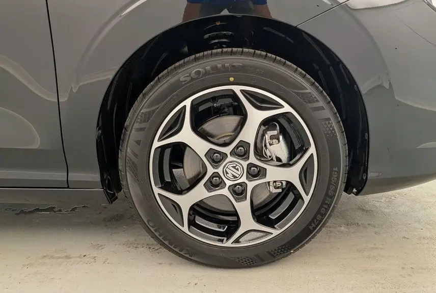 Gros plan sur la roue arrière droite noire métallisée d'une MG3 1.5 L Hybrid+ avec jante alliage 16 pouces.