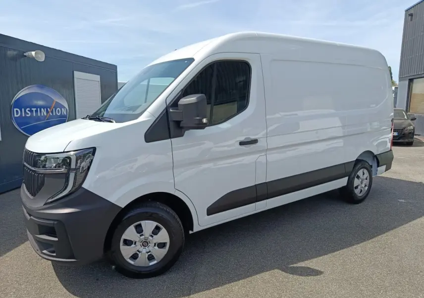 Vue 3/4 avant droit d’un Renault Master blanc avec pare-chocs noir et jantes acier, stationné en extérieur.