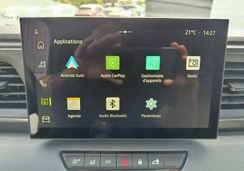 Écran tactile central du tableau de bord du Renault Master 2025 affichant les applications connectées.