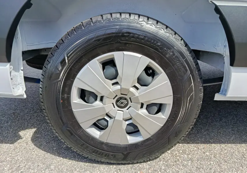 Gros plan sur la roue avant droite du Renault Master blanc, avec jante argentée et pneu Goodyear Vector 4 saisons.